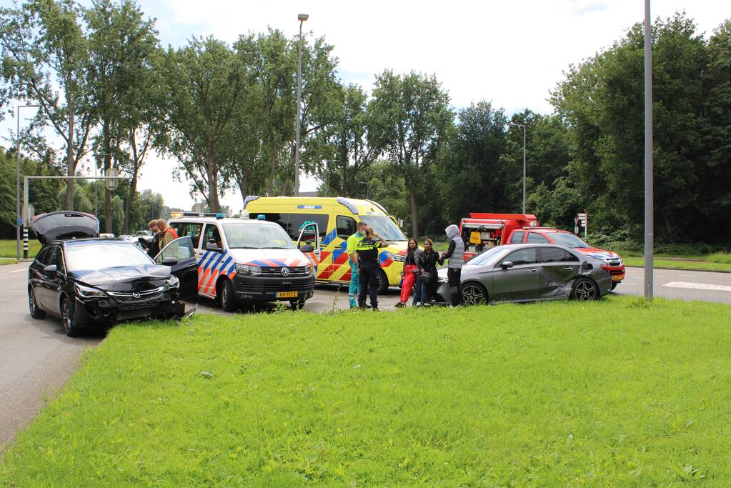 Twee auto's botsen op kruising