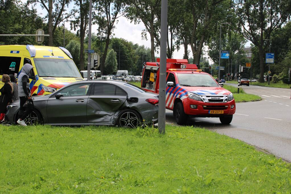 Twee auto's botsen op kruising