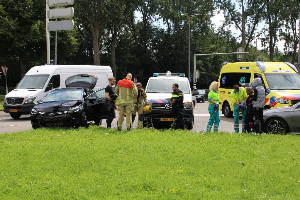 Twee auto's botsen op kruising