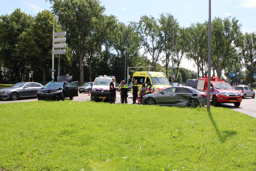 Twee auto's botsen op kruising