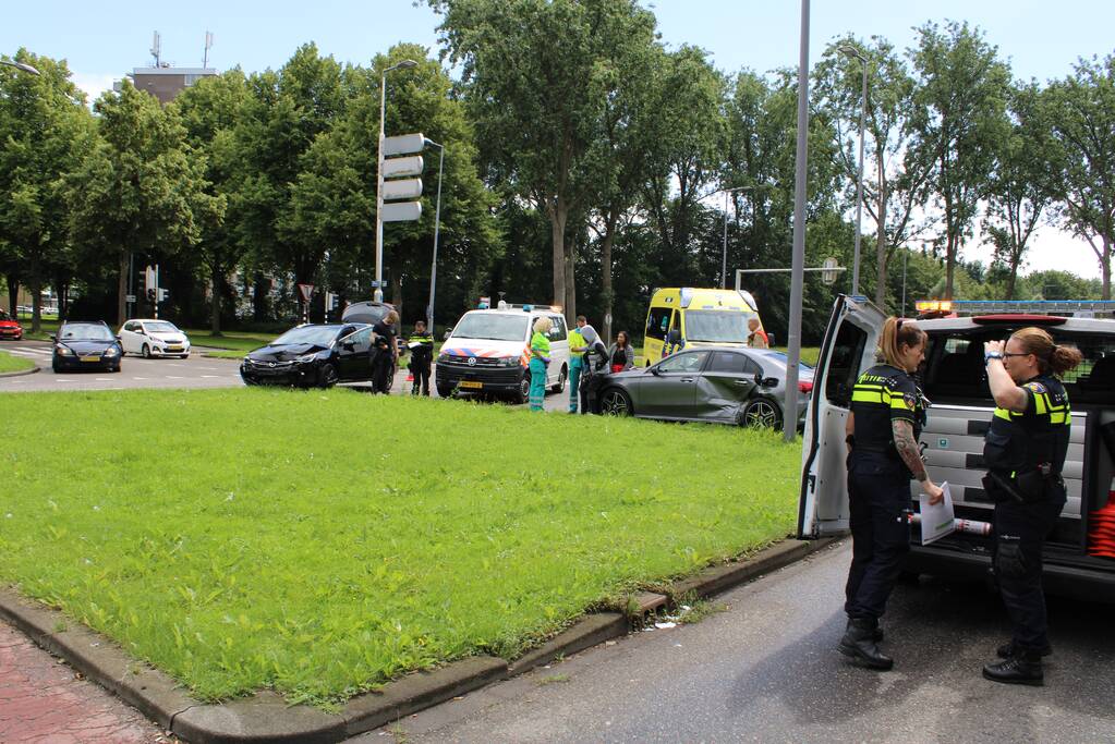 Twee auto's botsen op kruising