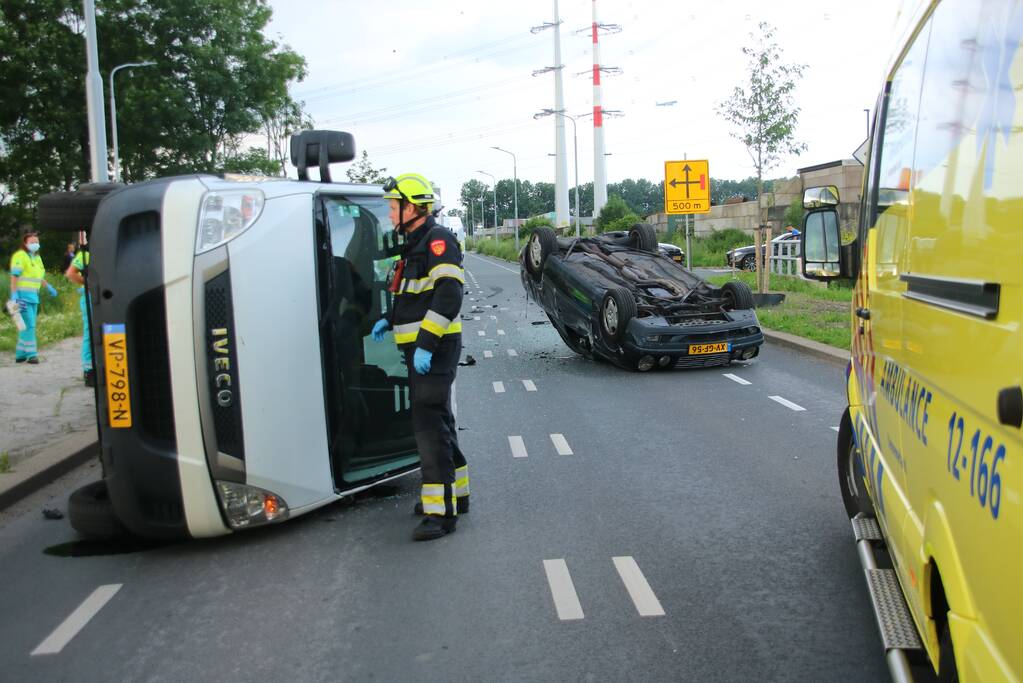 Autotransporter verliest auto en belandt op z'n kant na ongeval