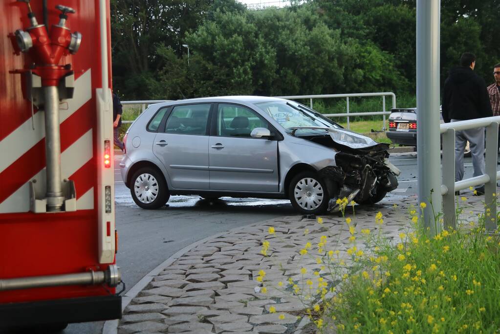 Autotransporter verliest auto en belandt op z'n kant na ongeval