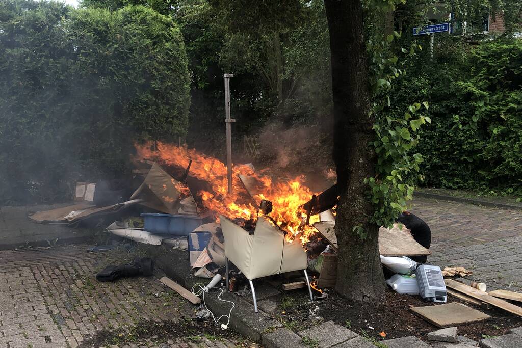 Flinke brand in berg grofvuil