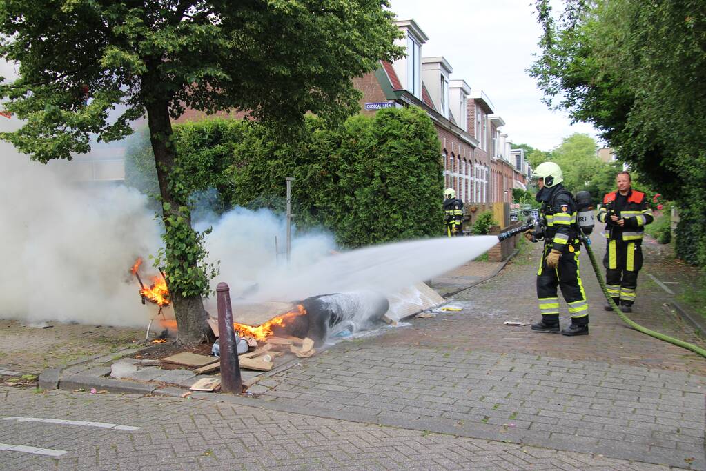 Flinke brand in berg grofvuil