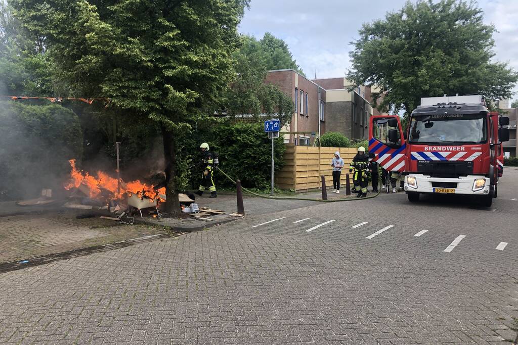 Flinke brand in berg grofvuil