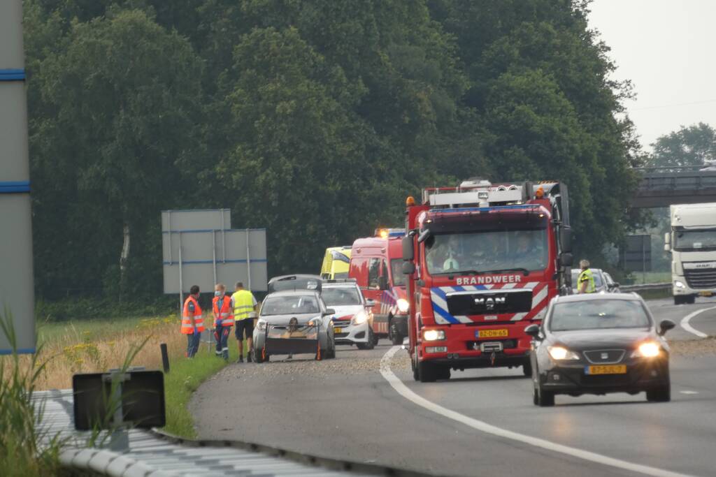 Snelweg afgesloten nadat aanhanger inhoud verliest door ongeval
