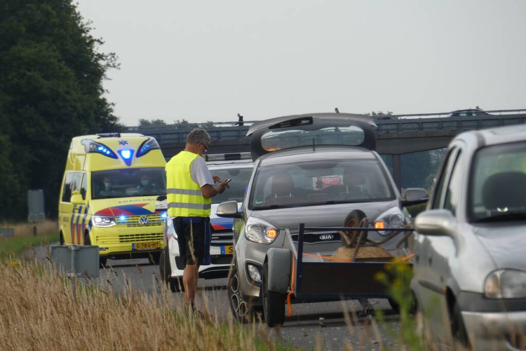 Snelweg afgesloten nadat aanhanger inhoud verliest door ongeval