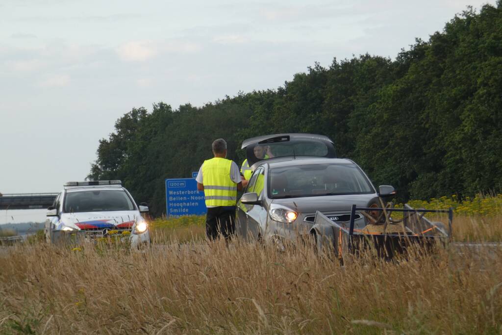 Snelweg afgesloten nadat aanhanger inhoud verliest door ongeval