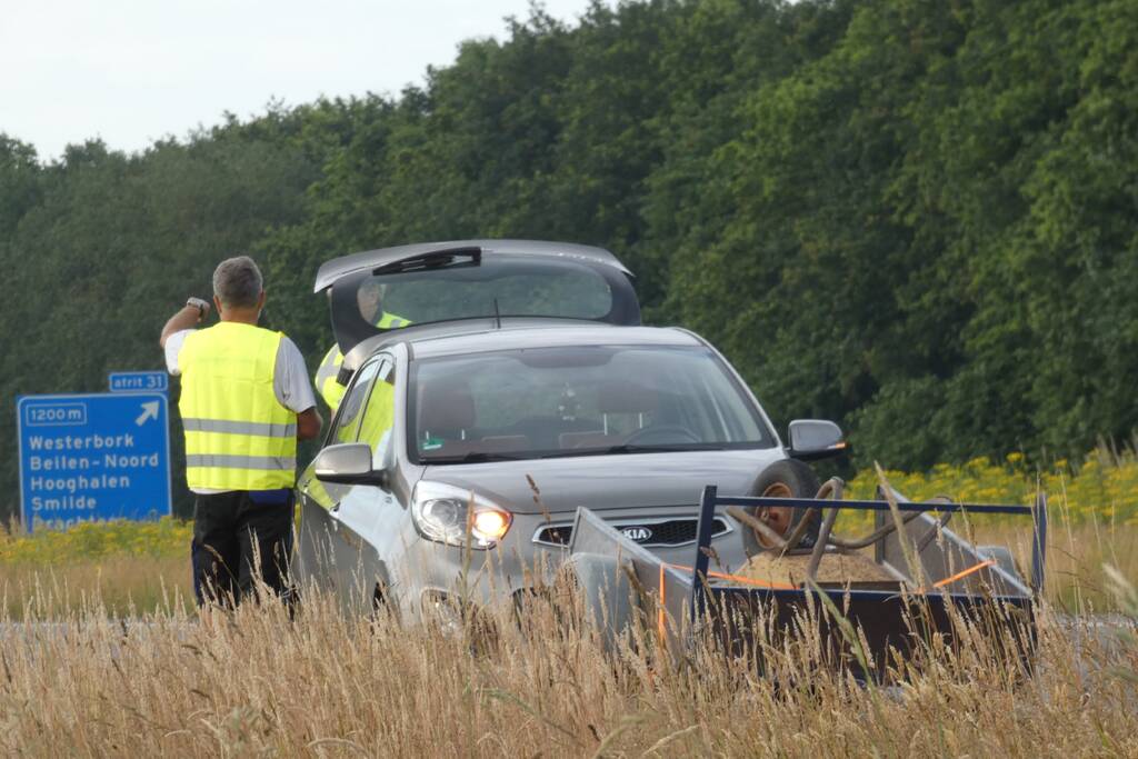 Snelweg afgesloten nadat aanhanger inhoud verliest door ongeval