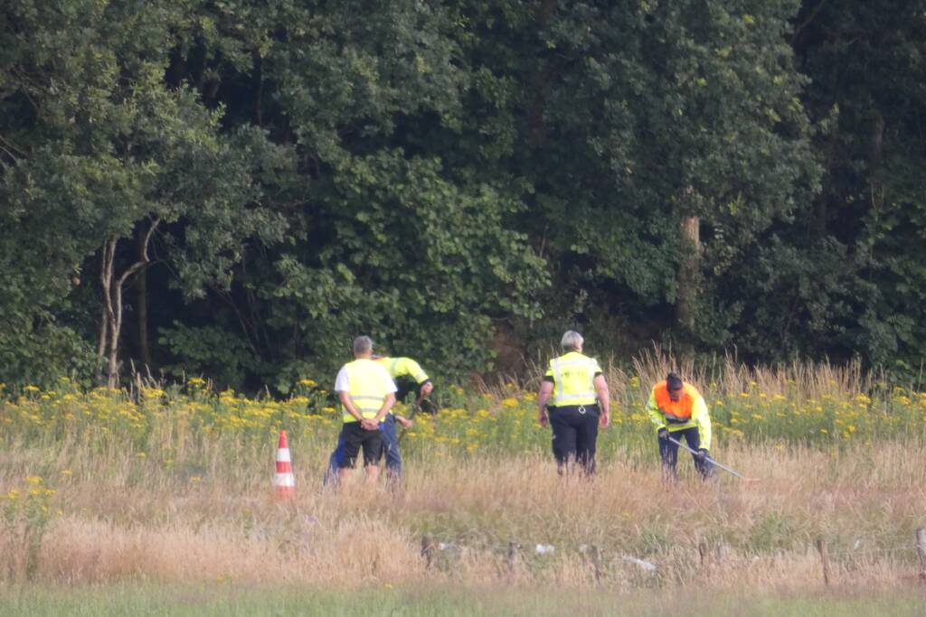 Snelweg afgesloten nadat aanhanger inhoud verliest door ongeval