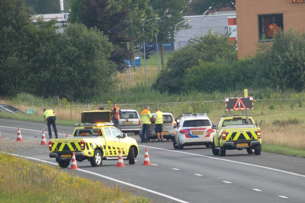 Snelweg afgesloten nadat aanhanger inhoud verliest door ongeval