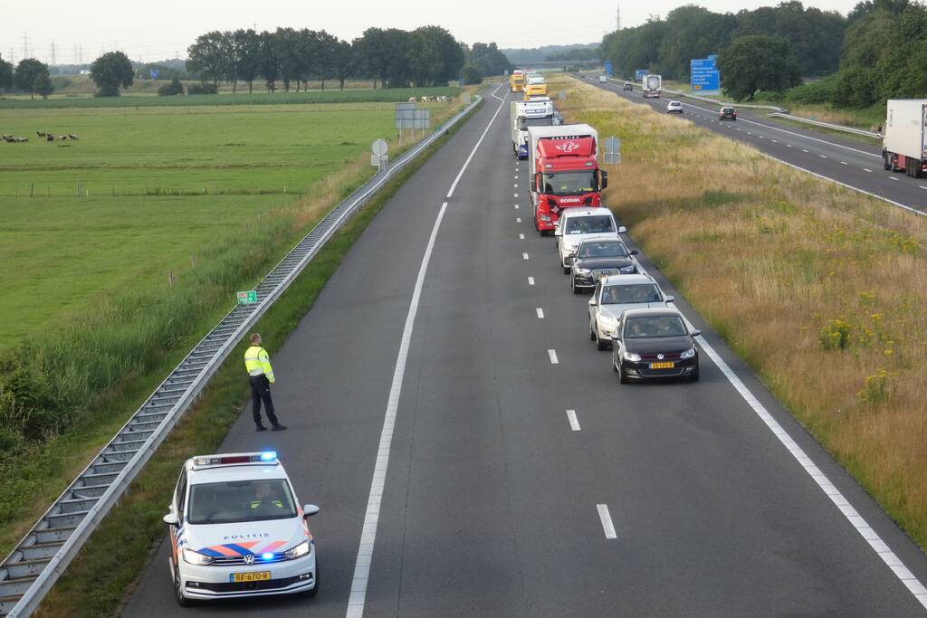 Snelweg afgesloten nadat aanhanger inhoud verliest door ongeval