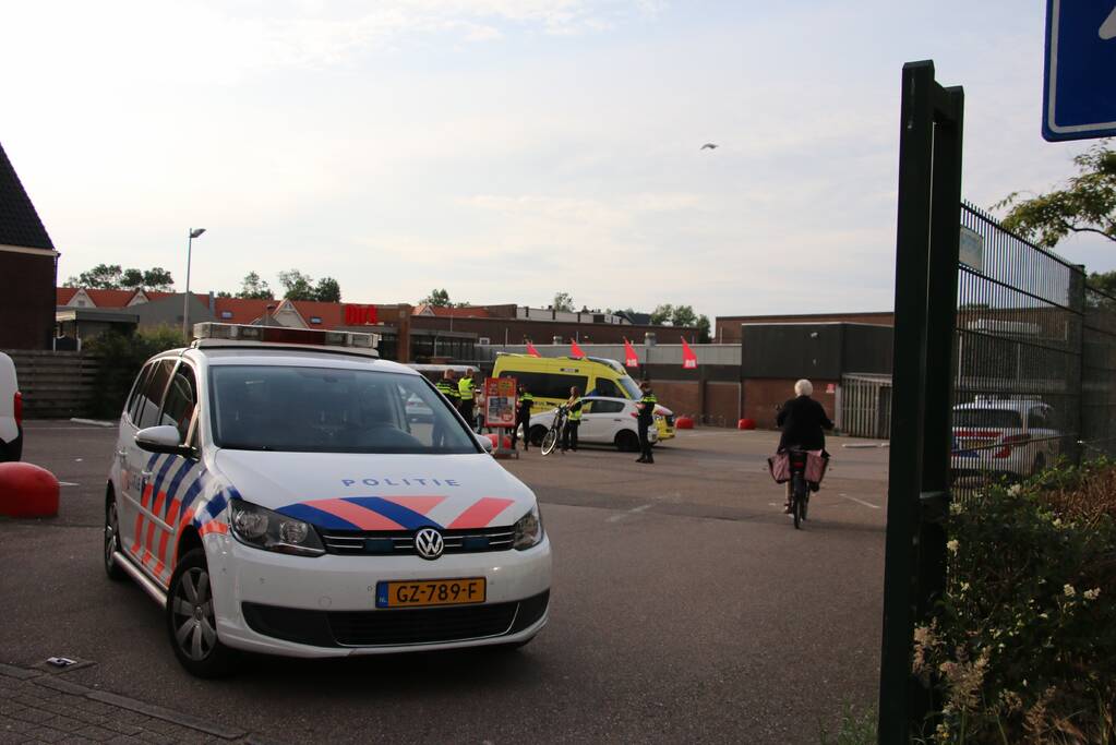 Fietser gewond na ongeval met auto op parkeerplaats