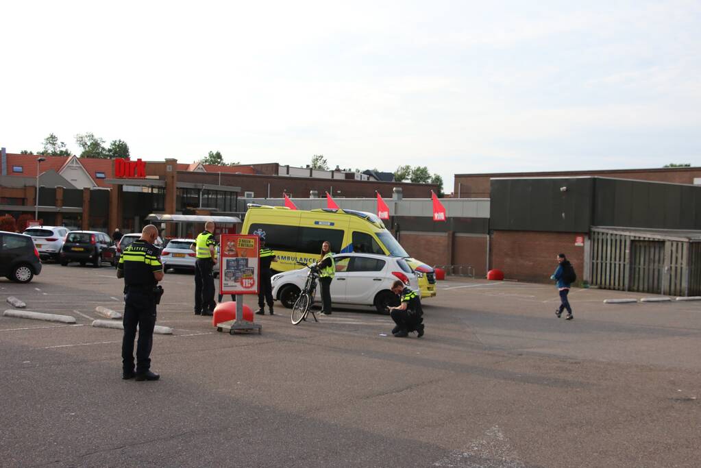 Fietser gewond na ongeval met auto op parkeerplaats