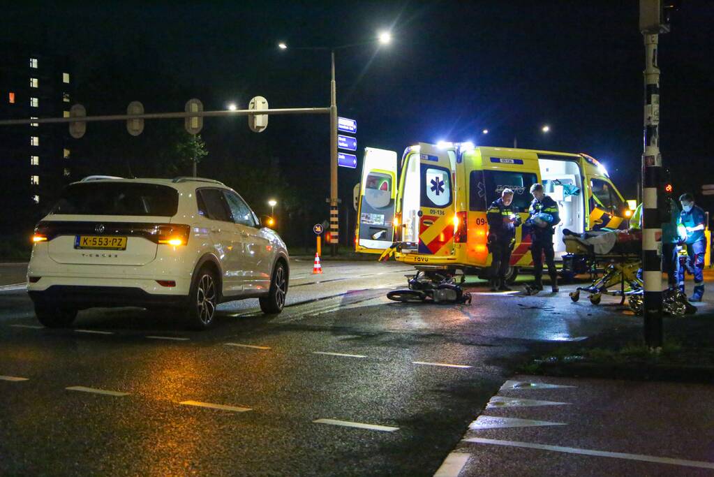 Snorfietser gewond door ongeval met personenauto