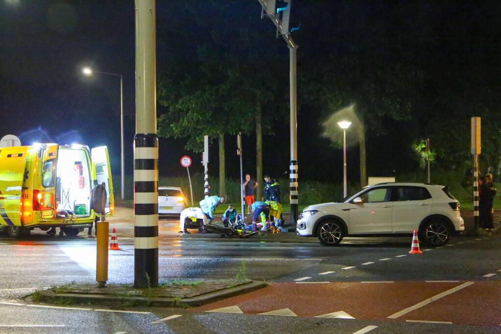 Snorfietser gewond door ongeval met personenauto