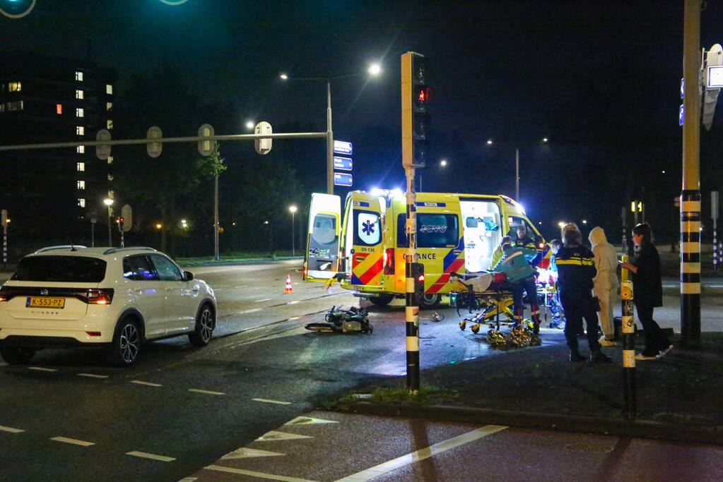 Snorfietser gewond door ongeval met personenauto