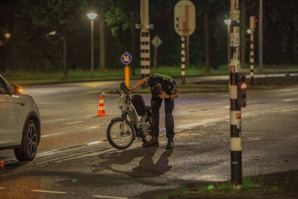 Snorfietser gewond door ongeval met personenauto