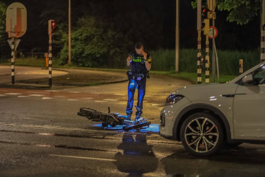 Snorfietser gewond door ongeval met personenauto