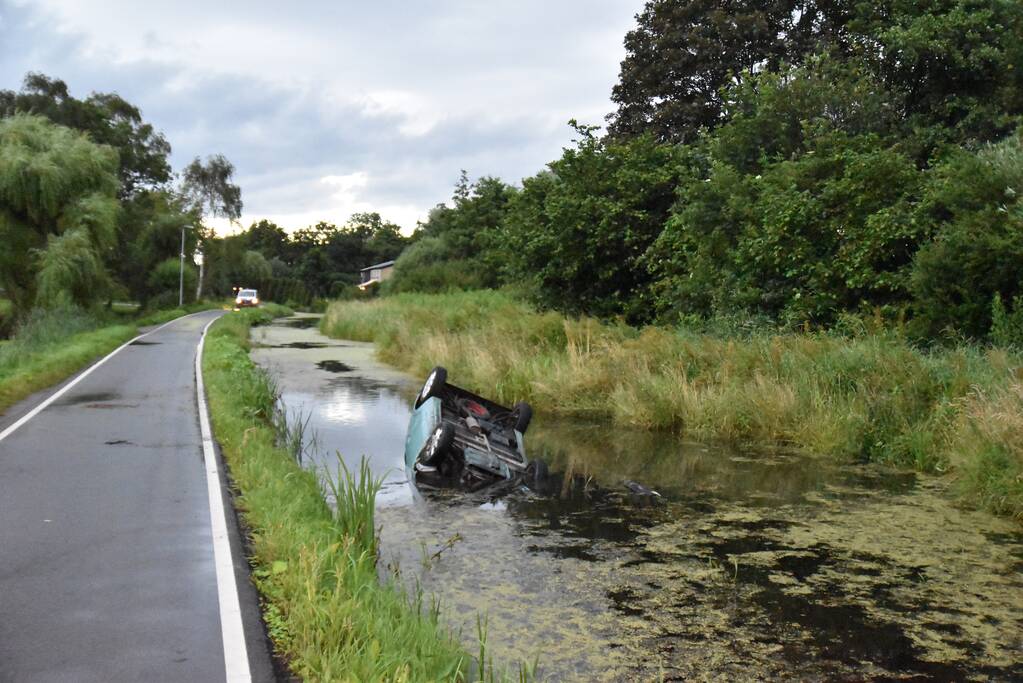 Bestuurder invalidevoertuig haalt nat pak bij te water raken