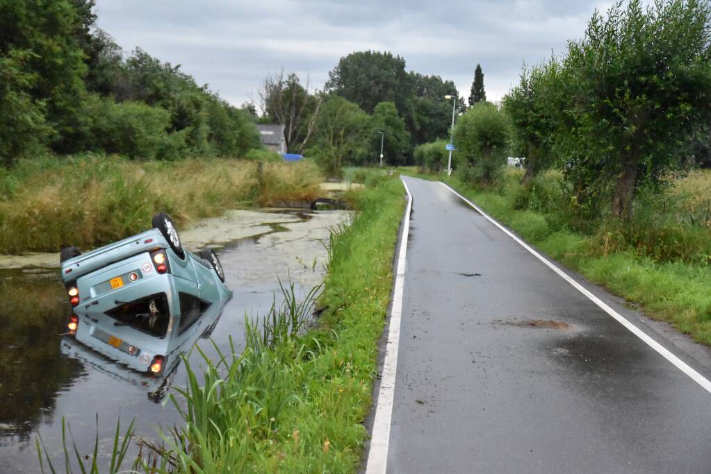 Bestuurder invalidevoertuig haalt nat pak bij te water raken