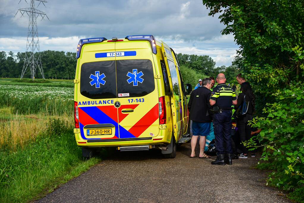 Brommerrijdster gaat met brommer hard onderuit