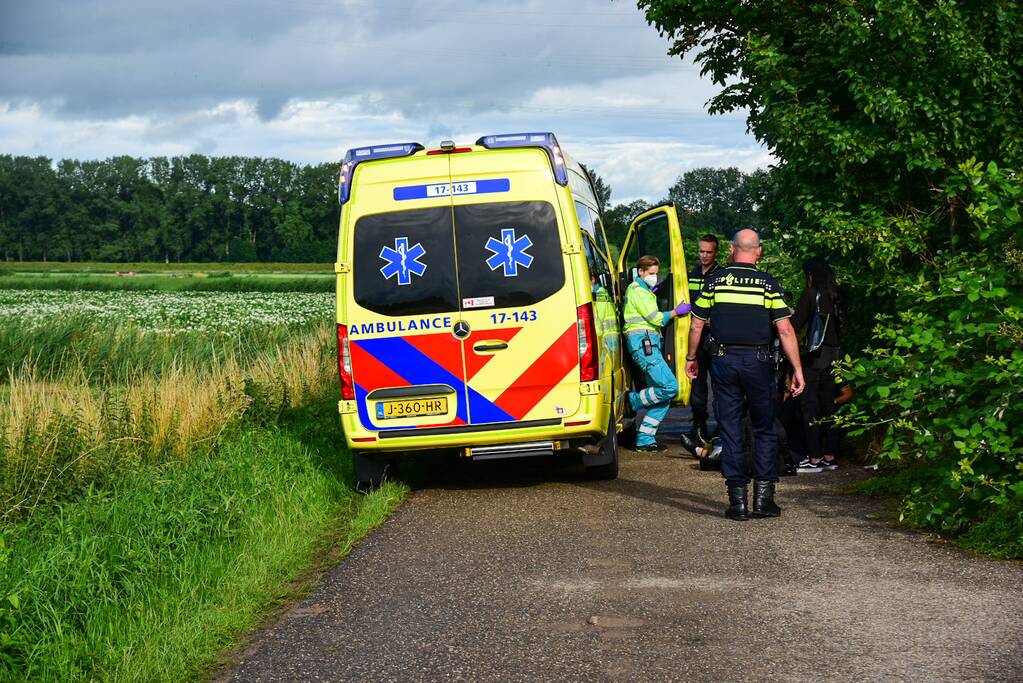 Brommerrijdster gaat met brommer hard onderuit
