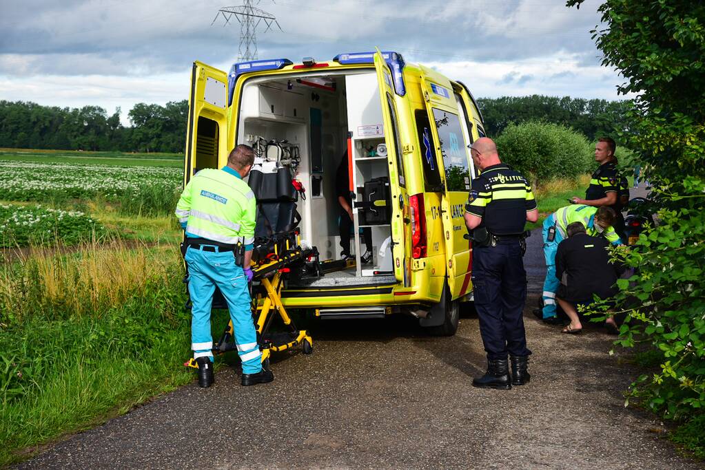 Brommerrijdster gaat met brommer hard onderuit