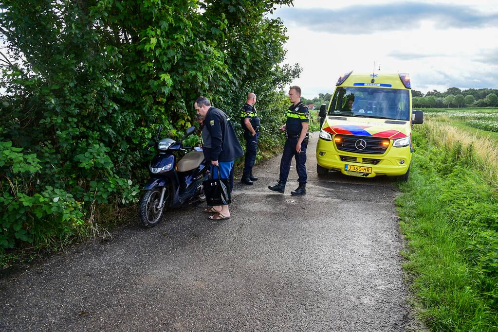 Brommerrijdster gaat met brommer hard onderuit