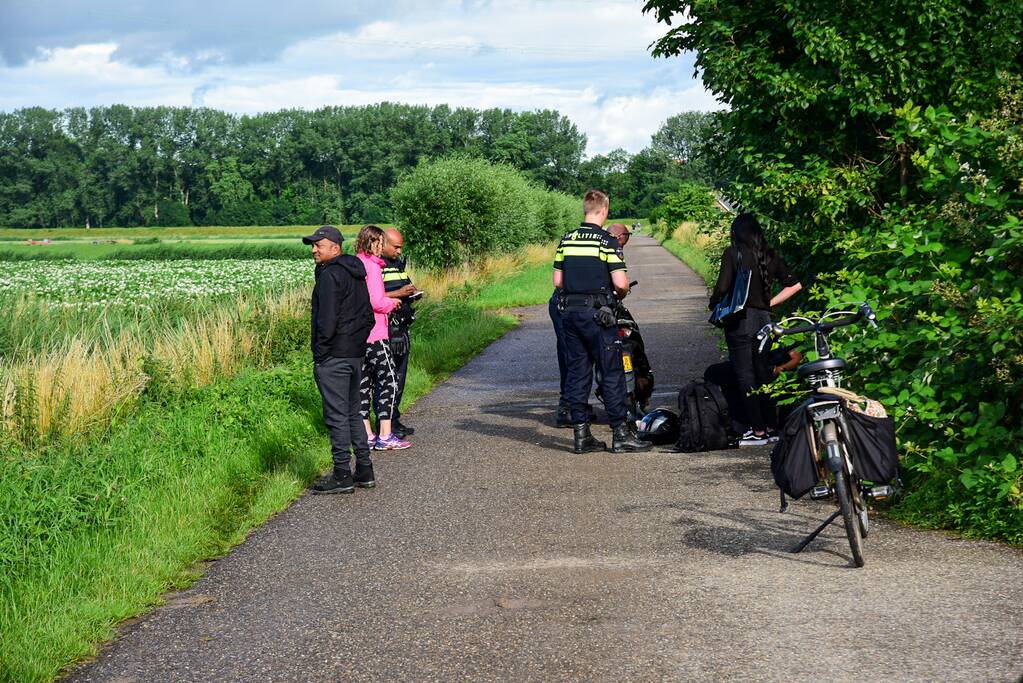 Brommerrijdster gaat met brommer hard onderuit