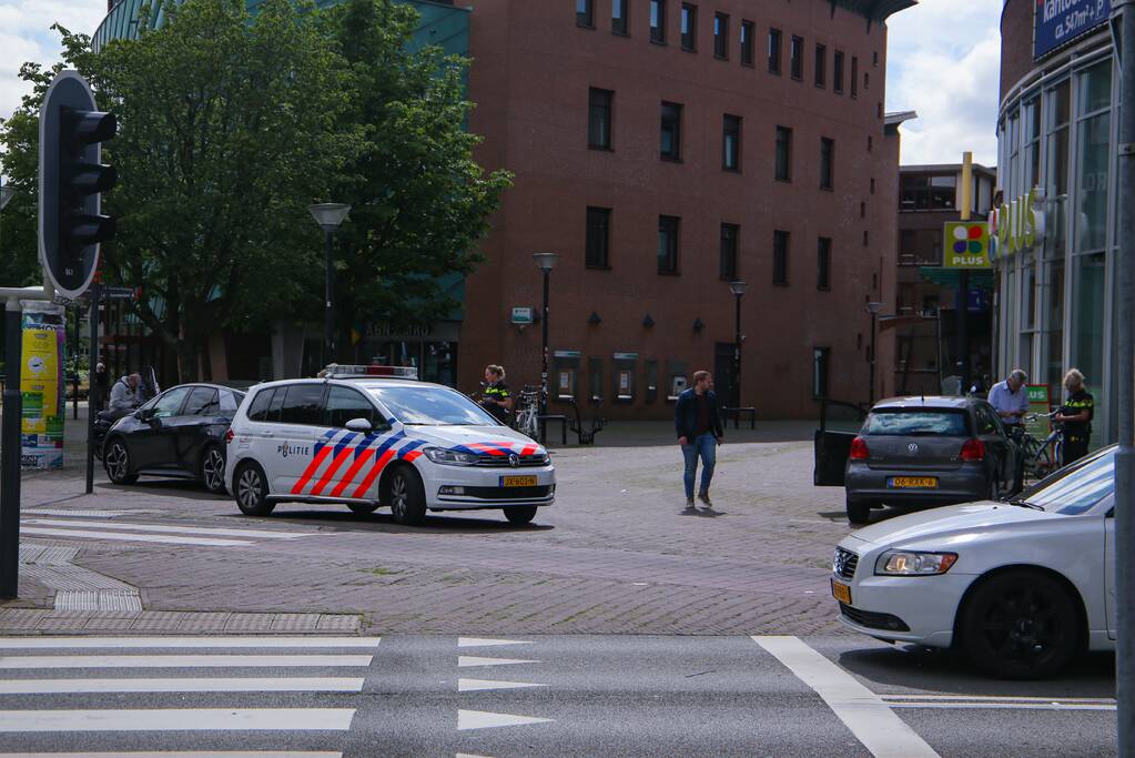 Twee personenwagens botsen op elkaar