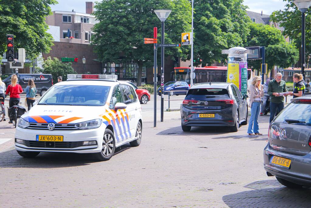 Twee personenwagens botsen op elkaar
