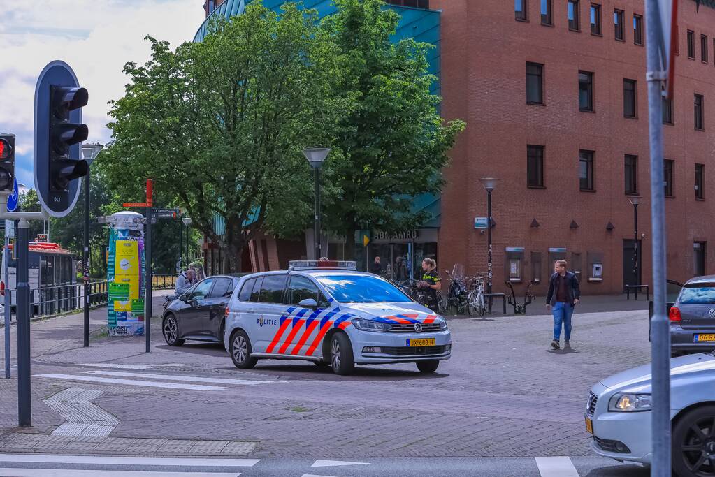 Twee personenwagens botsen op elkaar