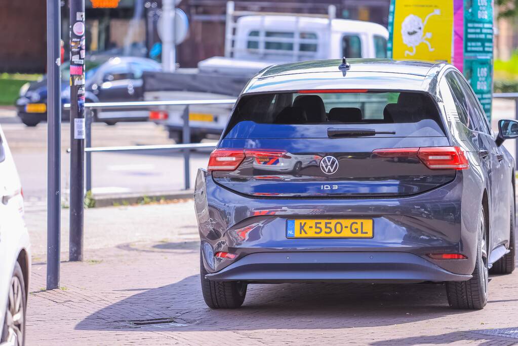 Twee personenwagens botsen op elkaar