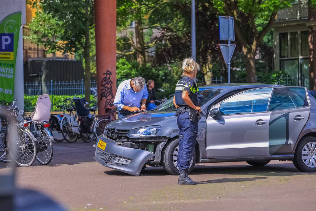 Twee personenwagens botsen op elkaar