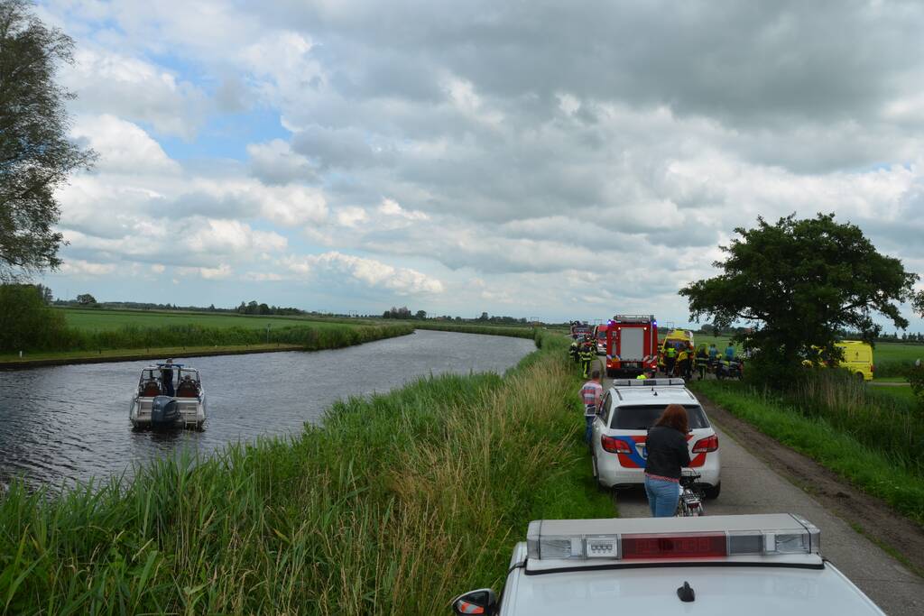 Hond en bestuurder uit te water geraakte auto gered