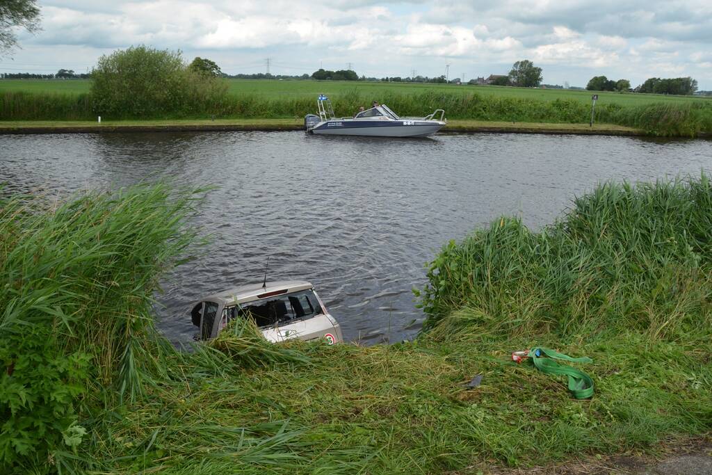 Hond en bestuurder uit te water geraakte auto gered