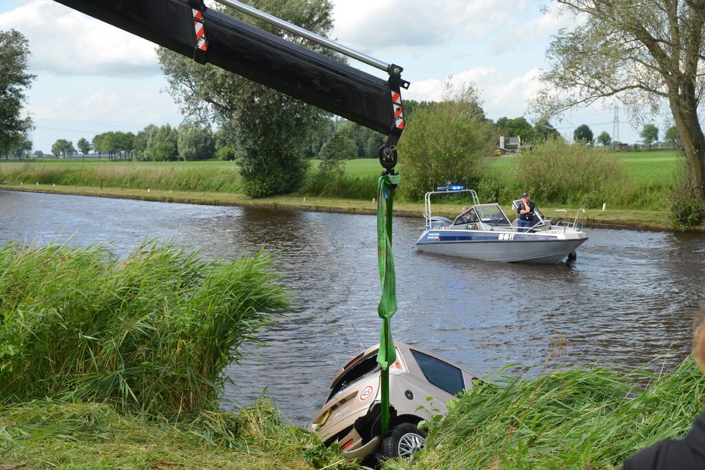 Hond en bestuurder uit te water geraakte auto gered