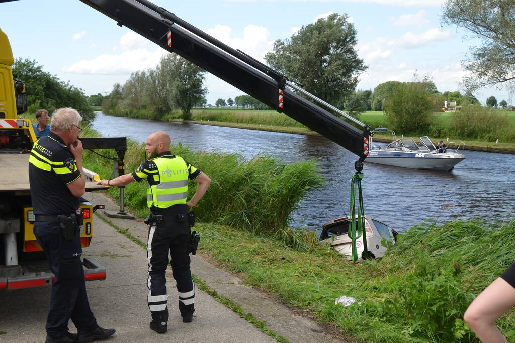 Hond en bestuurder uit te water geraakte auto gered