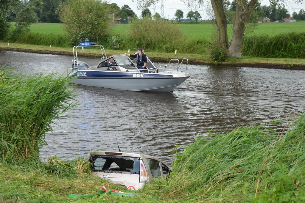 Hond en bestuurder uit te water geraakte auto gered