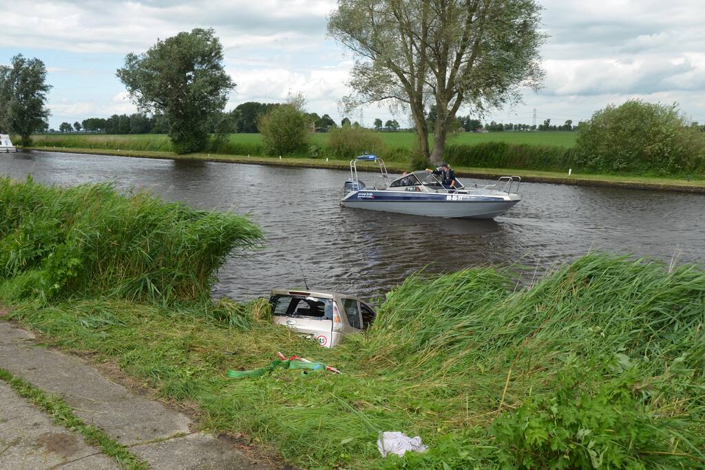 Hond en bestuurder uit te water geraakte auto gered
