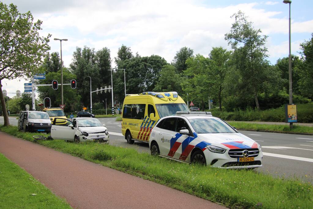 Taxibus en personenwagen botsen op kruising