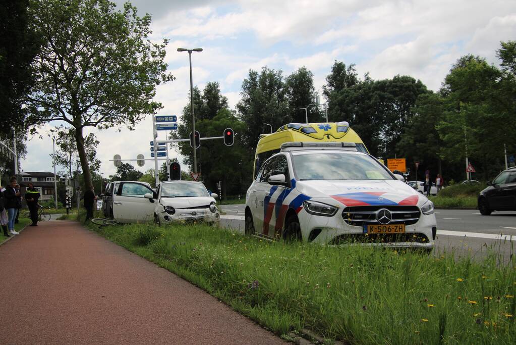 Taxibus en personenwagen botsen op kruising