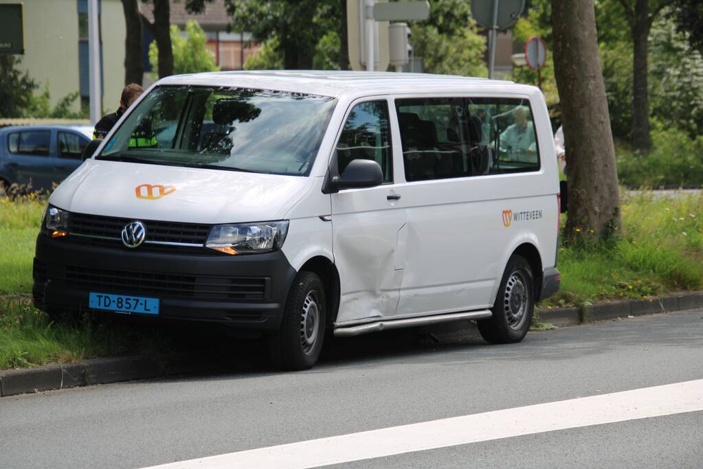 Taxibus en personenwagen botsen op kruising