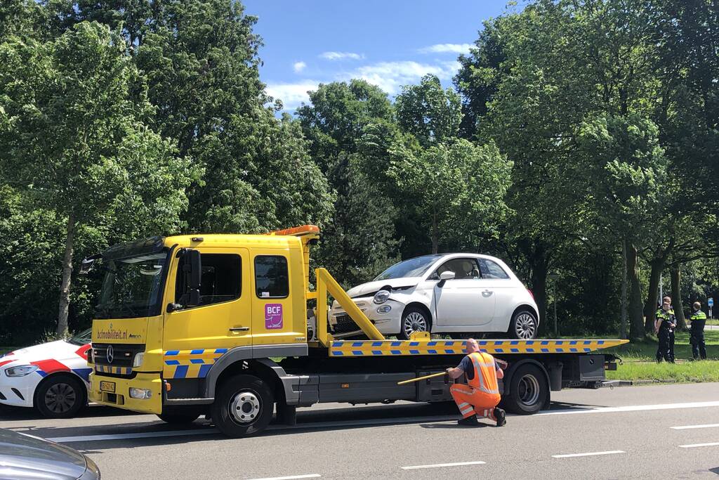 Taxibus en personenwagen botsen op kruising