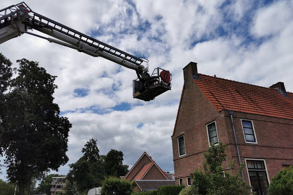 Brandweer bevrijdt vastzittende zwaluw