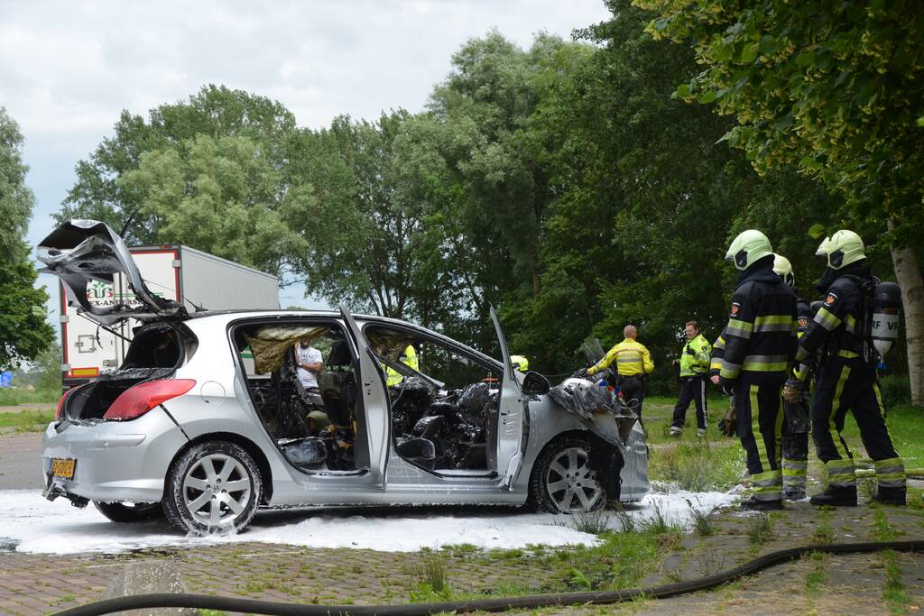 Auto brandt volledig uit OK Tankstation De Mieden