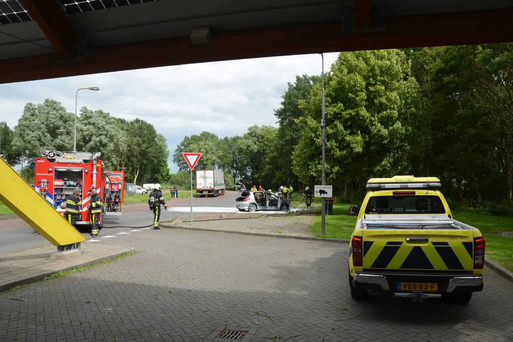 Auto brandt volledig uit OK Tankstation De Mieden