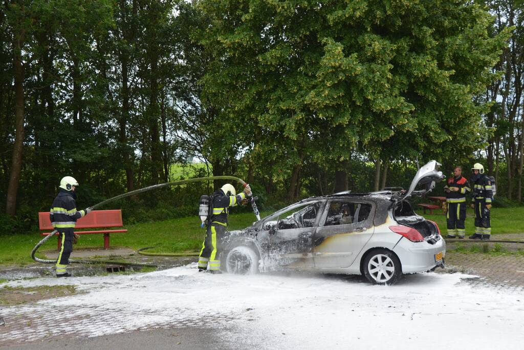 Auto brandt volledig uit OK Tankstation De Mieden
